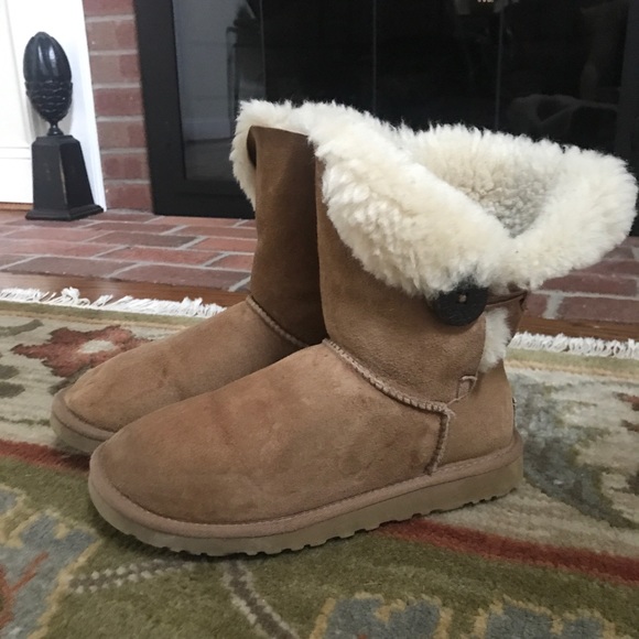 UGG Shoes - Chestnut short Uggs with button